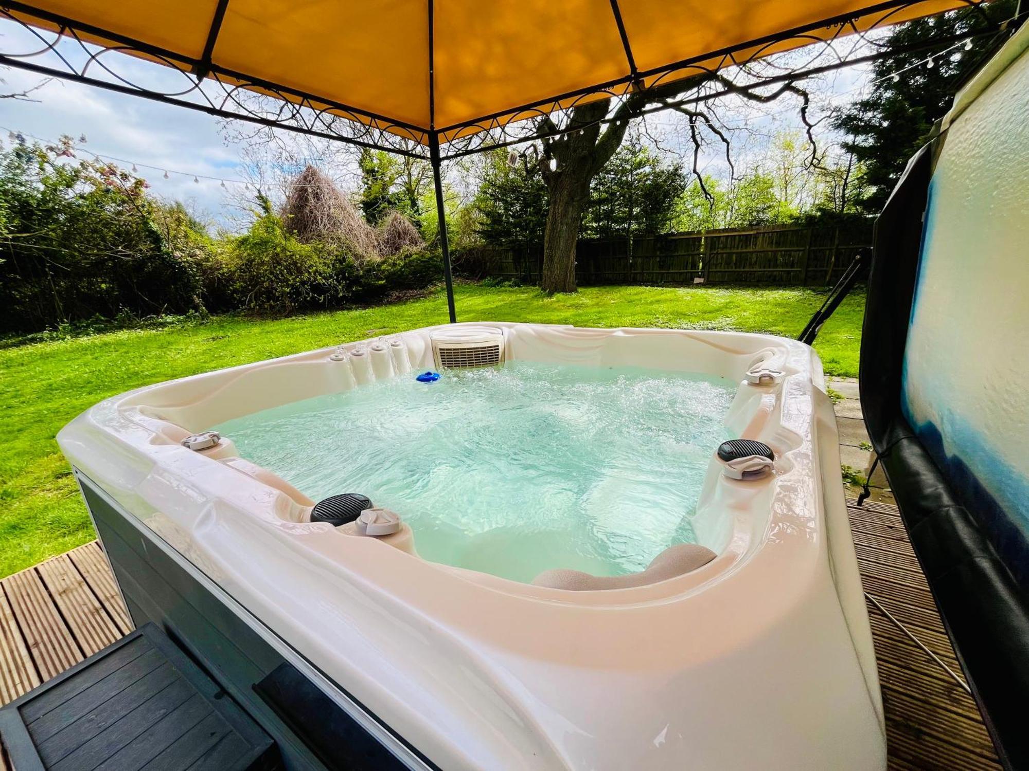 Rural Lodge Stay In Windsor! Hot Tub! Sleeps 20 Bray Exterior foto